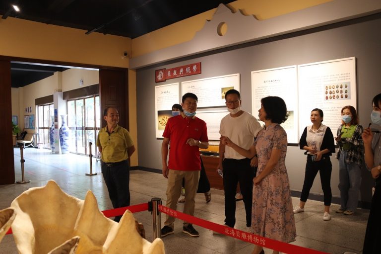 市人大常委會副主任、總工會主席柳金紅，工會黨組書記，副主席梁壯一行到北海市恒興珠寶有限責(zé)任公司調(diào)研